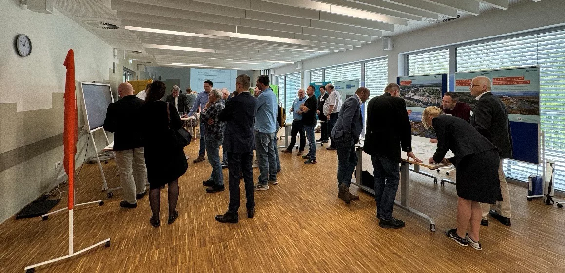 Blick auf die Themenstände, an denen interessierte Bürgerinnen und Bürger direkt mit den Experten diskutieren konnten